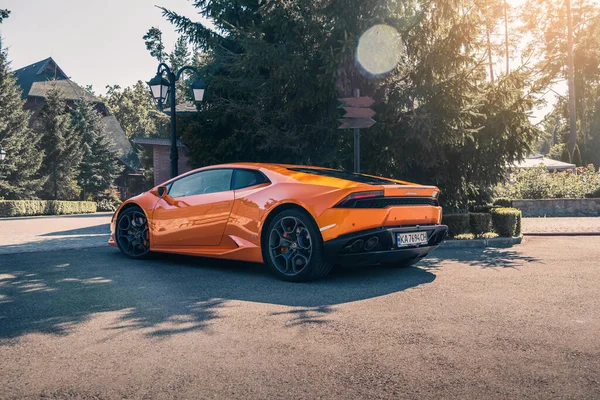 이탈리아의 슈퍼카 람보르기니 Lamborghini Huracan 오렌지색이다 우크라이나 2021 — 스톡 사진