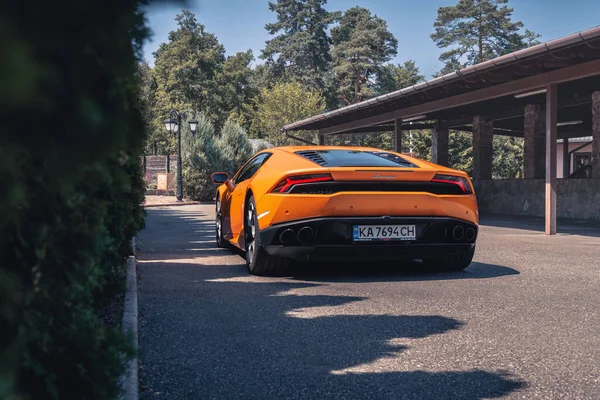 이탈리아의 슈퍼카 람보르기니 Lamborghini Huracan 오렌지색이다 우크라이나 2021 — 스톡 사진