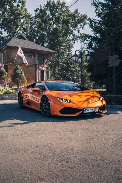 이탈리아의 슈퍼카 람보르기니 Lamborghini Huracan 오렌지색이다 우크라이나 2021 — 스톡 사진