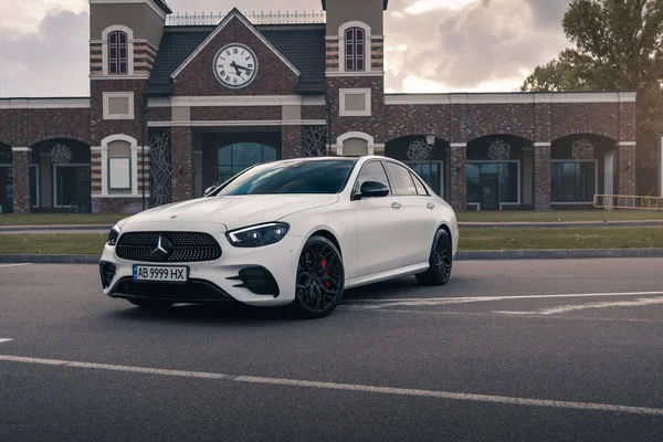 Beyaz renkli yeni Mercedes-Benz E200, Kyiv, Ukrayna - Eylül 2021.