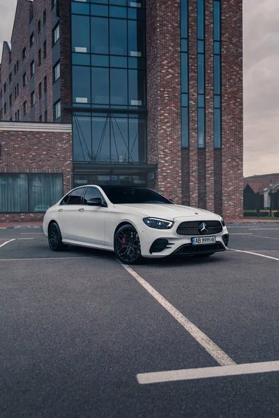 Beyaz renkli yeni Mercedes-Benz E200, Kyiv, Ukrayna - Eylül 2021.