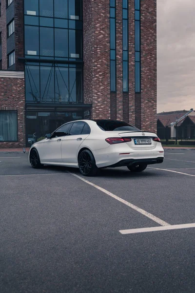 Beyaz renkli yeni Mercedes-Benz E200, Kyiv, Ukrayna - Eylül 2021.
