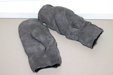Bronzlaşmış deriden yapılmış kış eldivenleri, açık arkaplanda..