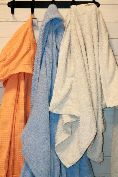 테리는 파란색 주황색으로 목욕하고 화장실의 배경에는 수건을 놓는다 — 스톡 사진