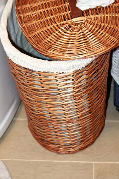 米色的柳条编洗衣篮 有盖子 背景浅 — 图库照片