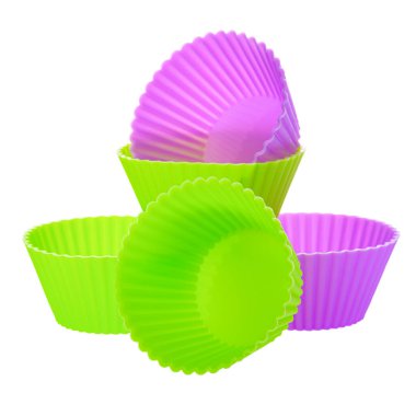 Beyaz yalıtımlı arka planda kek yapmak için silikon kalıplar