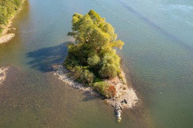 Nehir tropikal yeşil ormanın güzel doğal manzarası. Arka planda tepeler, hava manzaralı insansız hava aracı görüntüleri..