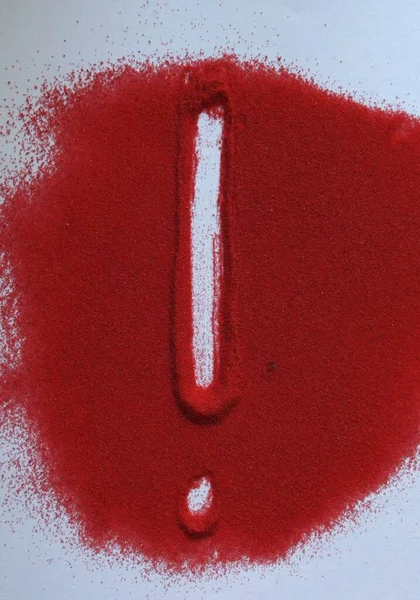 Знак Оклику Написаний Червоному Піску Білим Тлом — стокове фото