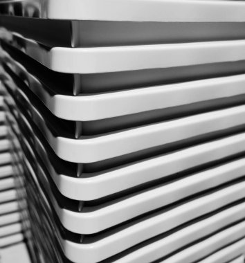 Mobilya mağazasındaki plastik sepetlerin siyah beyaz resmini kapat