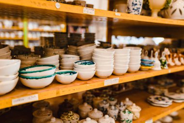 Grottaglie, İtalya - Ağustos 2021: Grottaglie 'deki tipik bir seramik dükkanında satılık eşyalar serisi (hediyelik eşyalar)