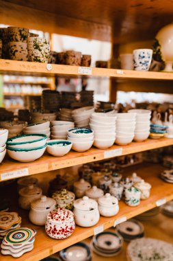 Grottaglie, İtalya - Ağustos 2021: Grottaglie 'deki tipik bir seramik dükkanında satılık eşyalar serisi (hediyelik eşyalar)