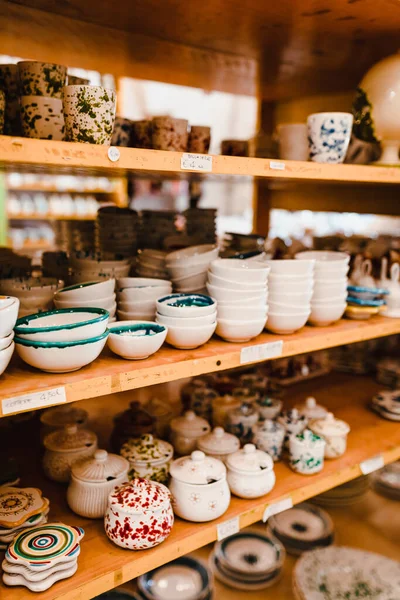 Grottaglie, İtalya - Ağustos 2021: Grottaglie 'deki tipik bir seramik dükkanında satılık eşyalar serisi (hediyelik eşyalar)