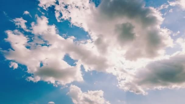 Timelapse Blå Himmel Med Bevægelige Hvide Skyer Dækker Solen – Stock-video