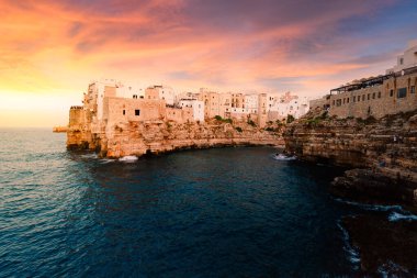 Polignano a Mare, İtalya - Ağustos 2021: Polignano a Mare köyünün gün batımında görüntüsü