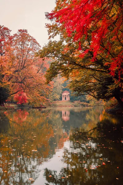 モンツァ イタリア 2021年11月 新古典主義寺院 テンピエット ラーゴ シニギ を持つ湖は 秋の紅葉の間モンツァの公園で — ストック写真