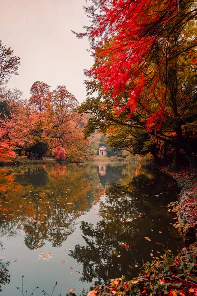 モンツァ イタリア 2021年11月 新古典主義寺院 テンピエット ラーゴ シニギ を持つ湖は 秋の紅葉の間モンツァの公園で — ストック写真