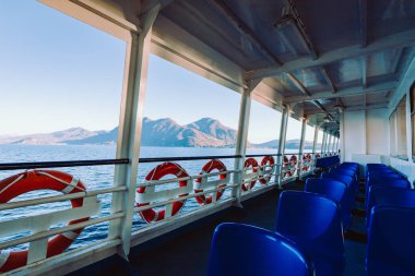 Maggiore Gölü, İtalya - Aralık 2021 Maggiore Gölü 'nü geçerken turist feribotundan dağların manzarası