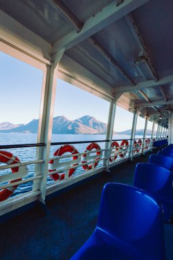 Maggiore Gölü, İtalya - Aralık 2021 Maggiore Gölü 'nü geçerken turist feribotundan dağların manzarası