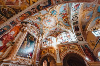 Leggiuno, Varese, İtalya - Aralık 2021: Maggiore Gölü üzerindeki Santa Caterina del Sasso manastırı içindeki freskler