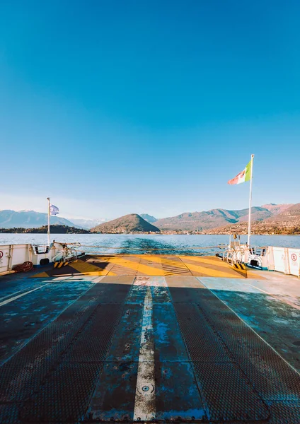 Maggiore Gölü, İtalya - Aralık 2021 Maggiore Gölü 'nü geçen bir turist teknesinin kıç manzarası