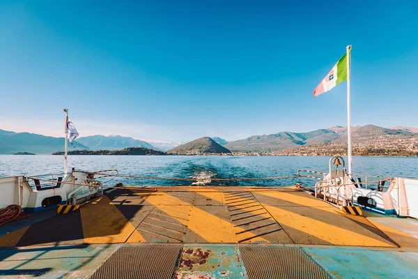Maggiore Gölü, İtalya - Aralık 2021 Maggiore Gölü 'nü geçen bir turist teknesinin kıç manzarası