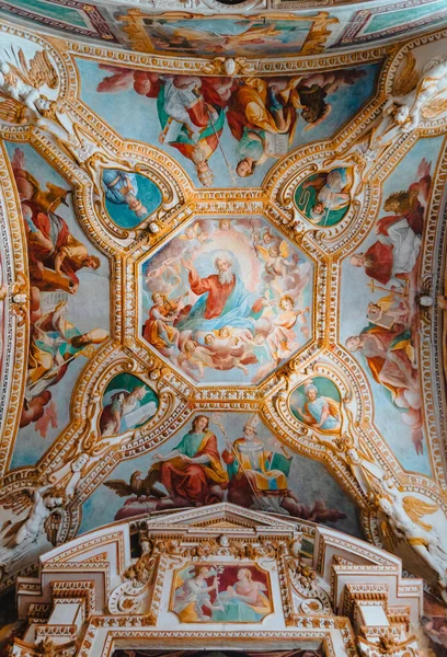 Leggiuno, Varese, İtalya - Aralık 2021: Maggiore Gölü üzerindeki Santa Caterina del Sasso manastırında Hristiyan freski