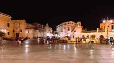 Gece Matera Şehir Merkezi (Vittorio Veneto Meydanı) turistlerle dolu, Timelapse 4K