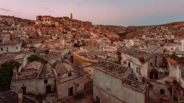 Matera 'nın Sassi' si gün batımından geceye kadar evlerin aydınlatılmasıyla birlikte, Zaman 4K