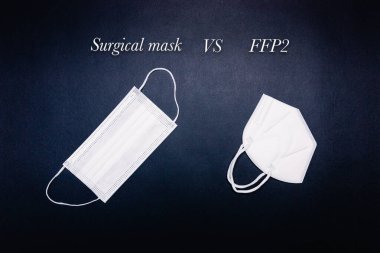 Milan, İtalya - Ocak 2022: Siyah arkaplanlı cerrahi maske FFP2 maskesine karşı