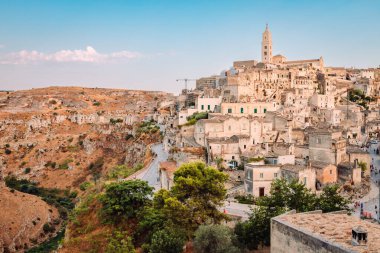 Matera, İtalya - Ağustos 2021: Belvedere Colombo 'dan Sassi di Matera (Sant' Agostino Kilisesi), bulutlu mavi gökyüzü