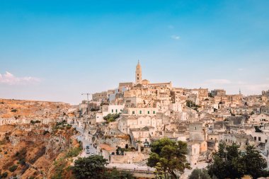 Matera, İtalya - Ağustos 2021: Belvedere Colombo 'dan Sassi di Matera (Sant' Agostino Kilisesi), bulutlu mavi gökyüzü