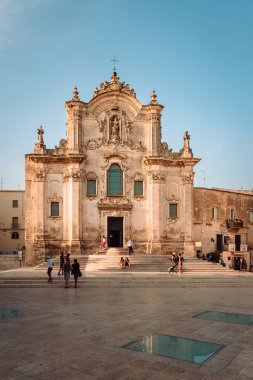 Matera, İtalya - Ağustos 2021: Matera 'da San Francesco d' Assisi Kilisesi, bulutlu mavi gökyüzü