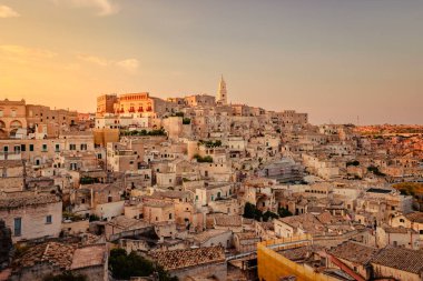 Matera, İtalya - Ağustos 2021: Piazzetta Pascoli, Belvedere di Matera elçisi Sasso Caveoso, gün batımında