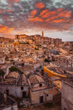Matera, İtalya - Ağustos 2021: Sasso Caveoso 'da Matera' nın Belvedere 'si Piazzetta Pascoli' nin günbatımında muhteşem bir gökyüzü, dikey