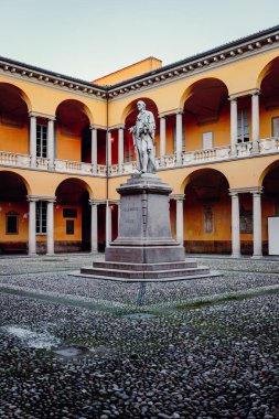 Pavia, İtalya - Ocak 2022: Pavia Üniversitesi 'nin merkezinde heykeli bulunan avlu