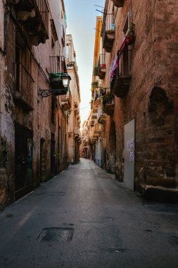 Taranto, İtalya - Ağustos 2021: Taranto 'nun eski kentinde günışığı sokağı
