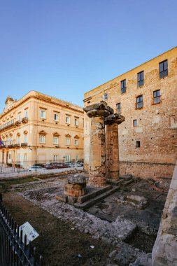 Taranto, İtalya - Ağustos 2021: Taranto 'daki Poseidon Tapınağı' ndan Yunan sütunları, dikey