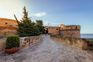 Taranto, İtalya - Ağustos 2021 Taranto Aragonese Kalesi