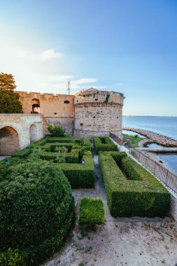Taranto, İtalya - Ağustos 2021 Taranto Aragonese Kalesi Bahçesi