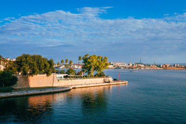 Taranto, İtalya - Ağustos 2021: Arka planda metalürji sanayisi bulunan eski Taranto kasabası