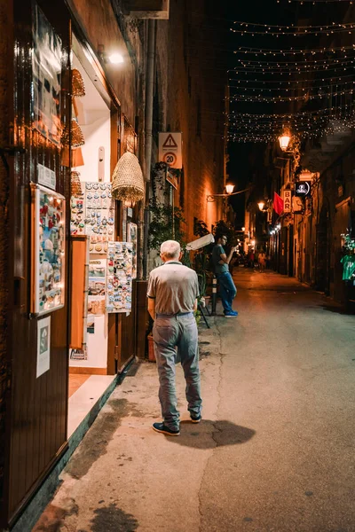 Таранто Италия Август 2021 Пожилой Человек Перед Магазином Историческом Центре — стоковое фото