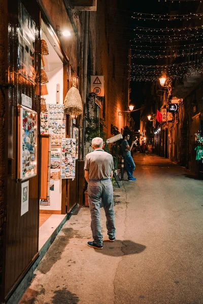 Taranto Italia Agosto 2021 Anciano Frente Una Tienda Centro Histórico —  Fotos de Stock