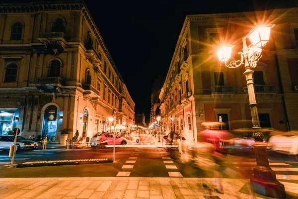 Taranto Italië Augustus 2021 Lange Nacht Blootstelling Met Mensen Verkeer — Stockfoto