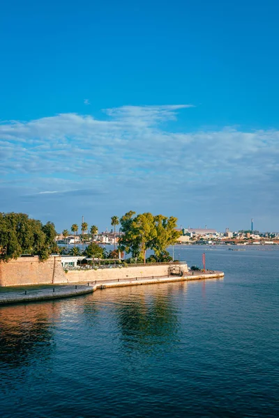 Taranto, İtalya - Ağustos 2021: Arka planda dikey metalürji endüstrisi bulunan eski Taranto kasabası