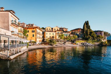 Varenna, İtalya - Mayıs 2021: Como Gölü üzerindeki Varenna köyünün panoramik manzarası