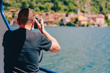 Como Gölü, İtalya - Mayıs 2021: Como Gölü 'nde tekneyle gezen turist