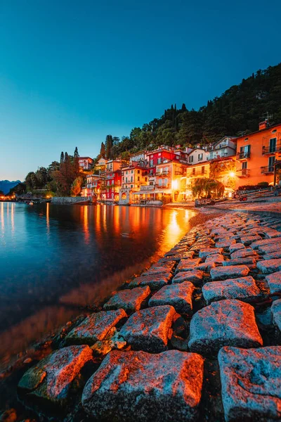 イタリアのヴァレンナ 2021年5月 ライトアップされた家と日没のコモ湖のヴァレンナの村 — ストック写真