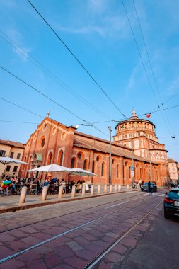 Milan, İtalya - Mart 2022: Santa Maria delle Grazie, Milano Kilisesi 'nin geniş açılı görüşü