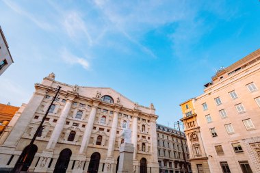 Milan, İtalya - Mart 2022: Merkezinde ünlü sanat eserleriyle birlikte Milano 'daki Piazza degli Affari' nin geniş açı görüntüsü