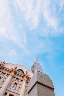 Milan, İtalya - Mart 2022: Milano 'daki Piazza degli Affari' nin düşük açılı görüntüsü, merkezinde düşey,